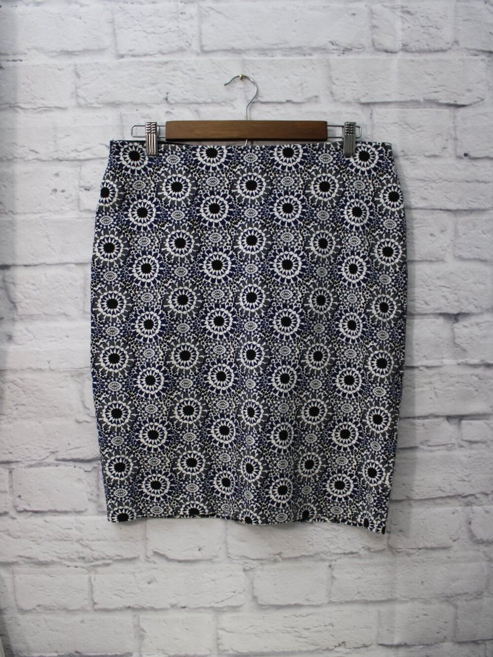 Ann Taylor Size 6 White Navy Kaleidoscope Straight Knee Length Skirt
